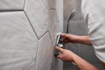 Guide pratique pour réussir l'installation de votre douche sans erreurs